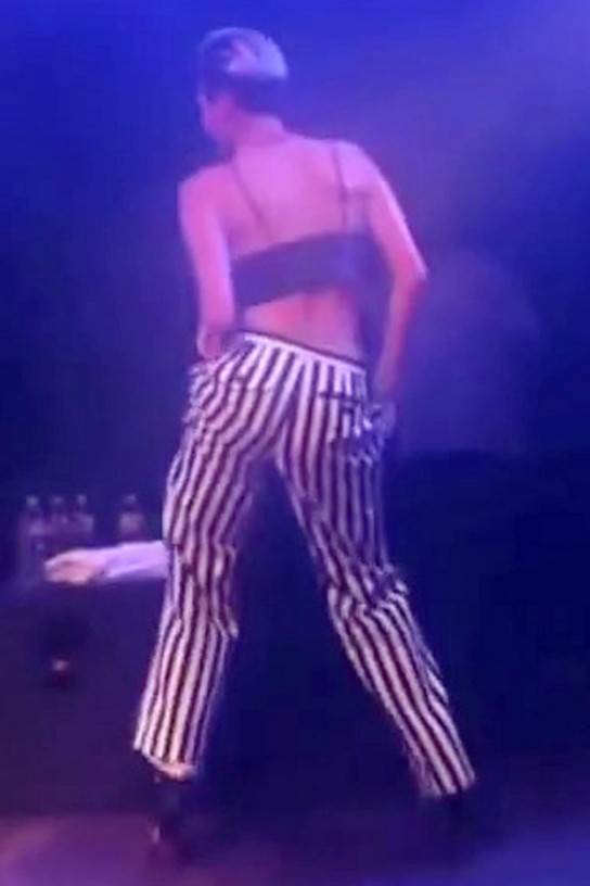 Miley-Cyrus-Twerking-Onstage-At-A-Juicy-J-Concert-At-House-Of-Blues-In-Los-Angeles