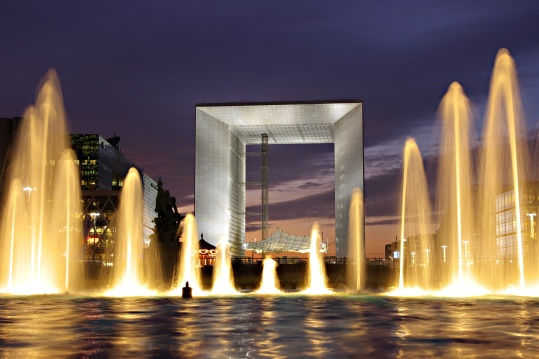 Grande_Arche_de_La_Défense_et_fontaine